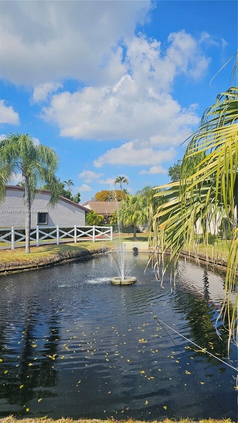 Building Photo - 523 Leslie Dr