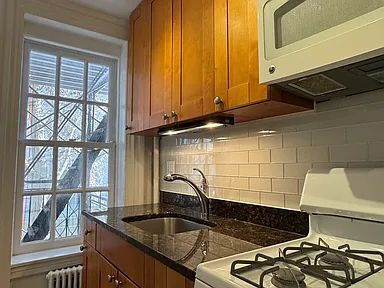 Building Photo - 222 Hicks St