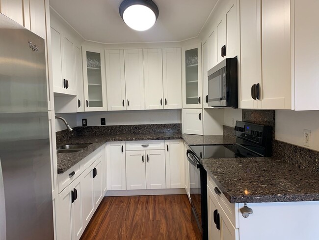 Foto del edificio - 2 bed 1 bath with 2 assigned parking in Ma...