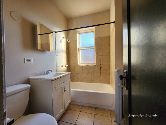 Foto del edificio - 1639 W 80th St