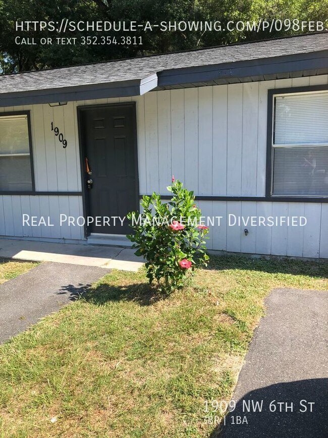 Building Photo - Desirable 3/1 Duplex