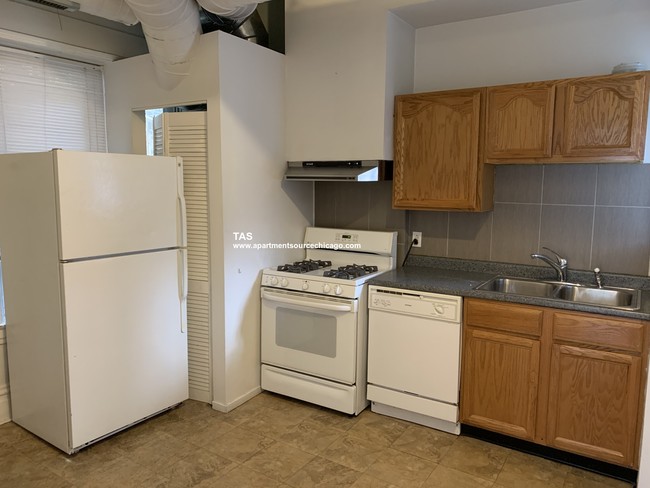 Building Photo - 735 W Wrightwood Ave