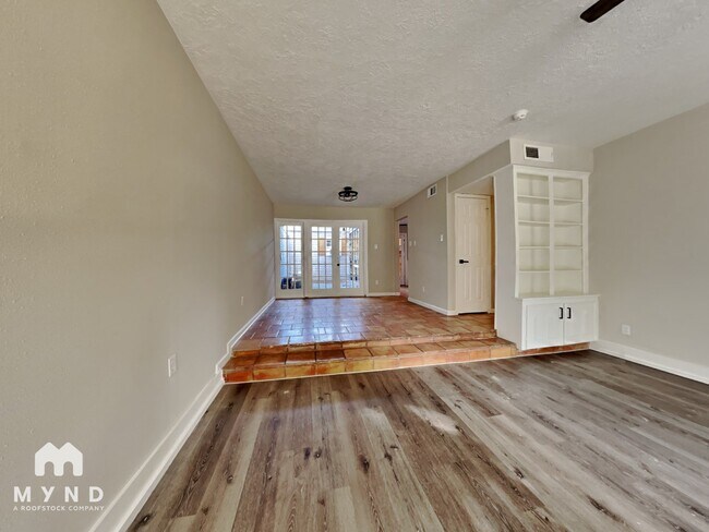 Foto del edificio - 2052 Lakeside Dr