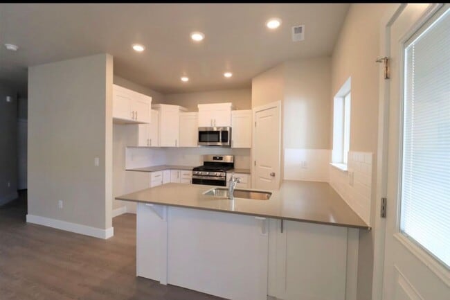 Building Photo - Cedar Bend Townhome Available Soon!