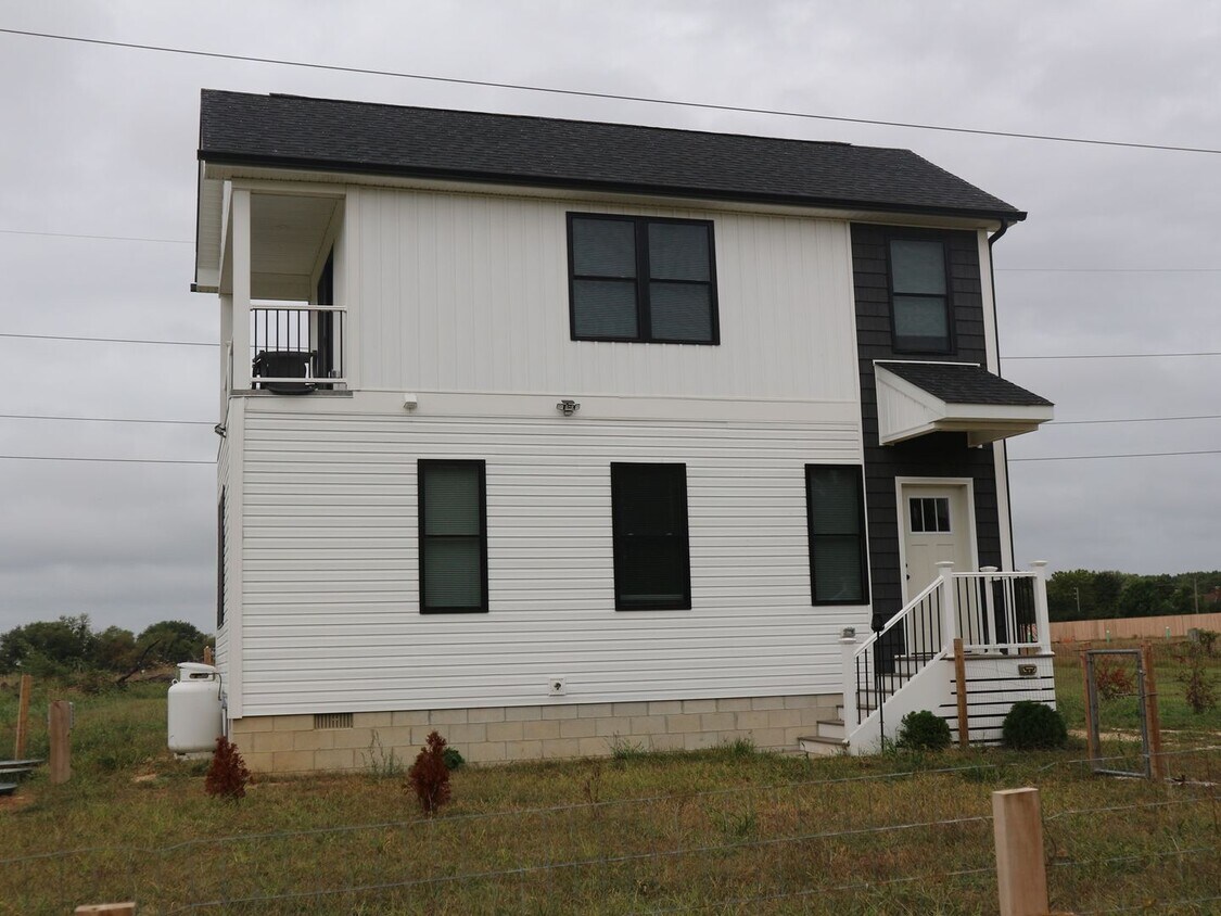 Foto principal - For Rent: Family-Friendly 2-Bedroom Home n...
