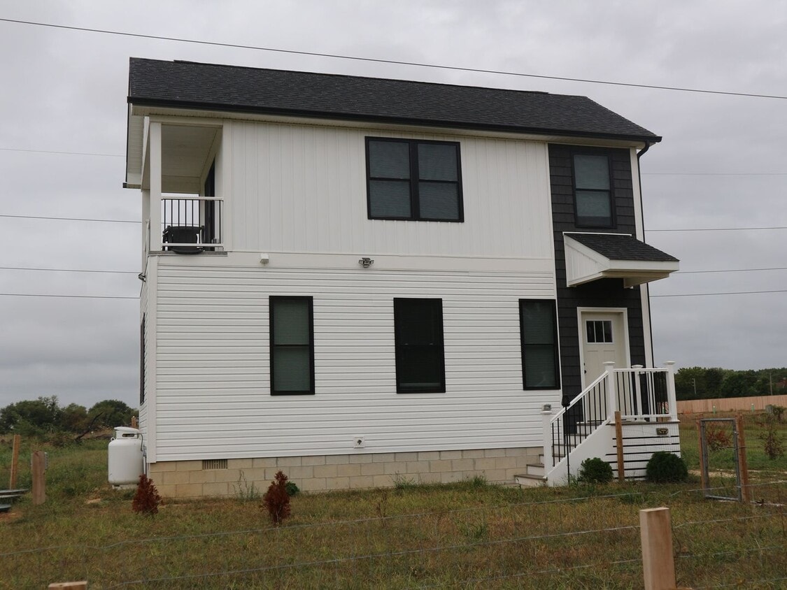 Primary Photo - For Rent: Family-Friendly 2-Bedroom Home n...