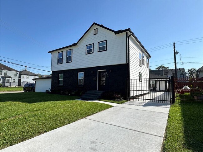 Building Photo - 3224 Southmore Blvd