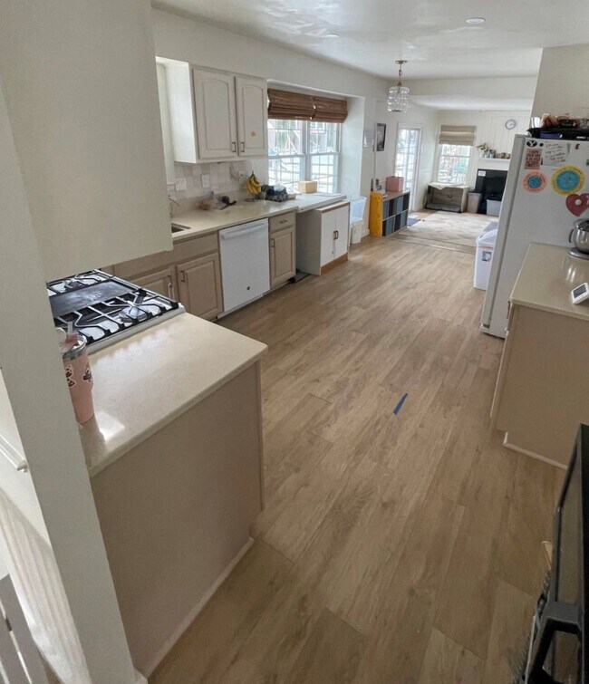 Building Photo - Gorgeous on Gardenia - 3 bed + 2 FB + 2 1/...