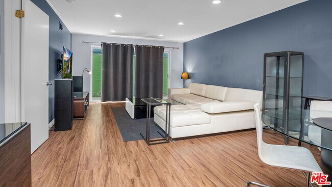 Foto del edificio - 2260 N Cahuenga Blvd