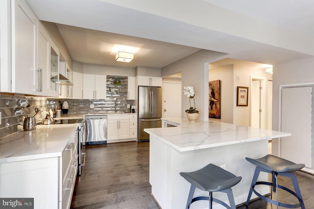 Foto principal - 1045 31st St NW