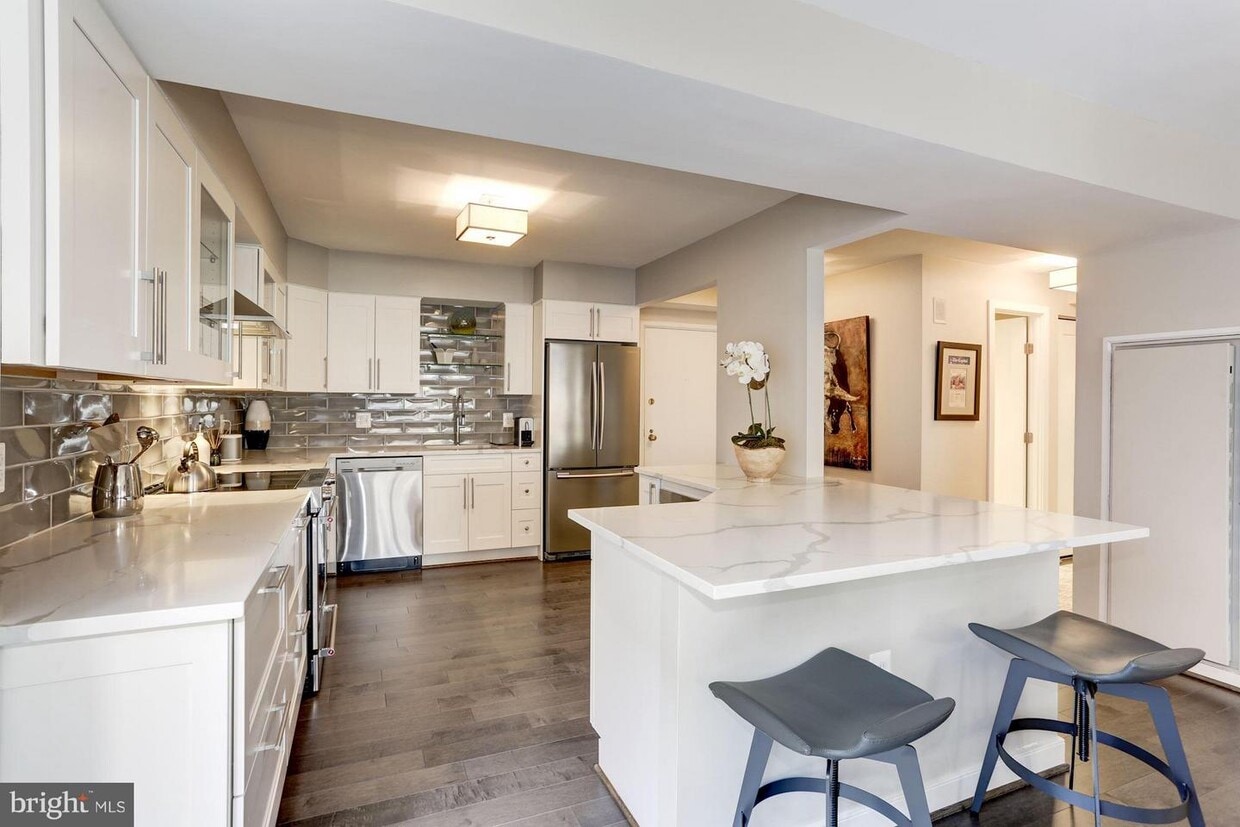 Primary Photo - 1045 31st St NW