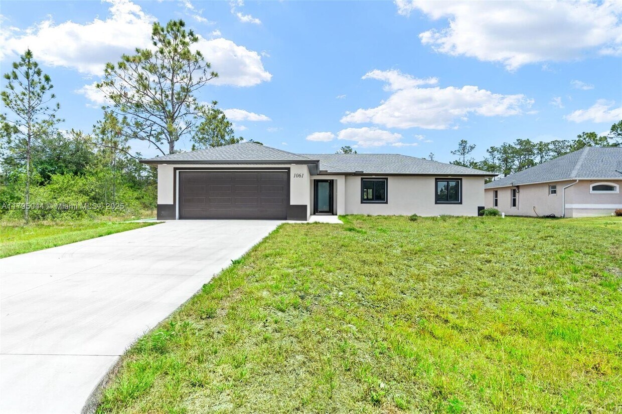 Foto principal - 1061 Butler St E