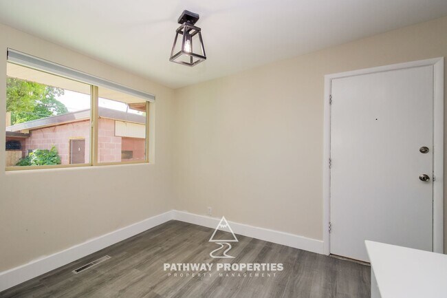 Foto del edificio - Charming 5-Bedroom Home in Provo’s Cottonw...