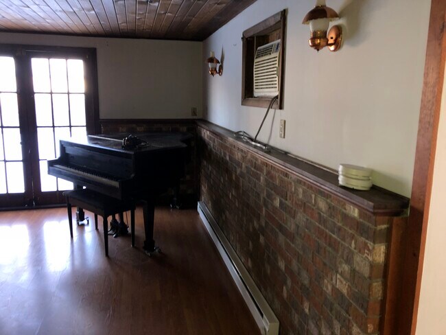 Building Photo - 204 Monroe Ave