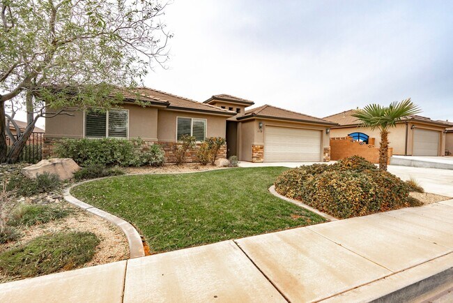 Building Photo - Pet Friendly - 3 Bedroom 2 Bathroom Home!