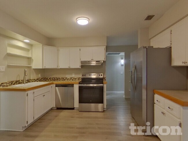 Building Photo - 2020 Magnolia Dr