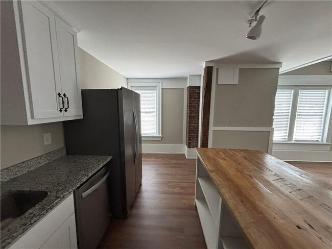 Building Photo - 104 Spring St