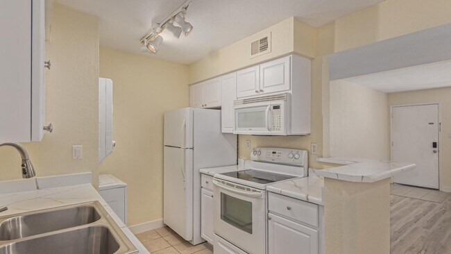 Foto del edificio - 5995 N 78th St