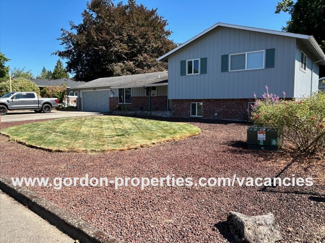Foto principal - SE Molt St - Milwaukie mid-century split l...