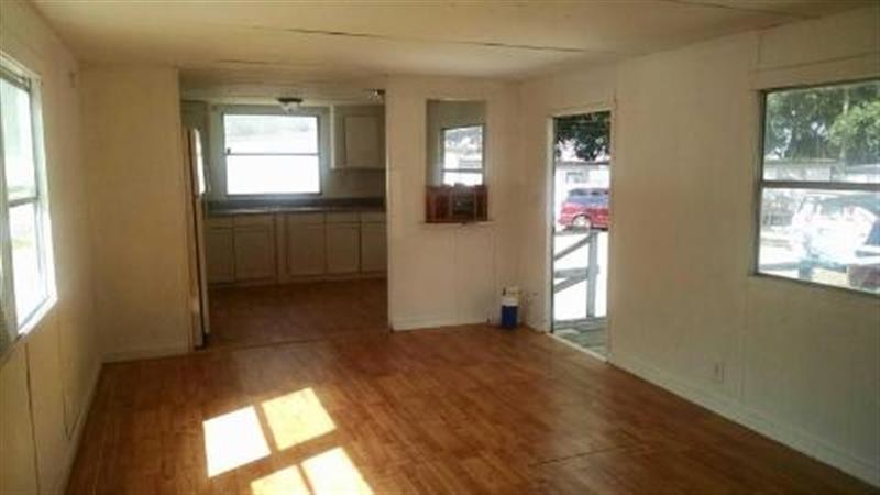 Building Photo - 3B/1B home is available!