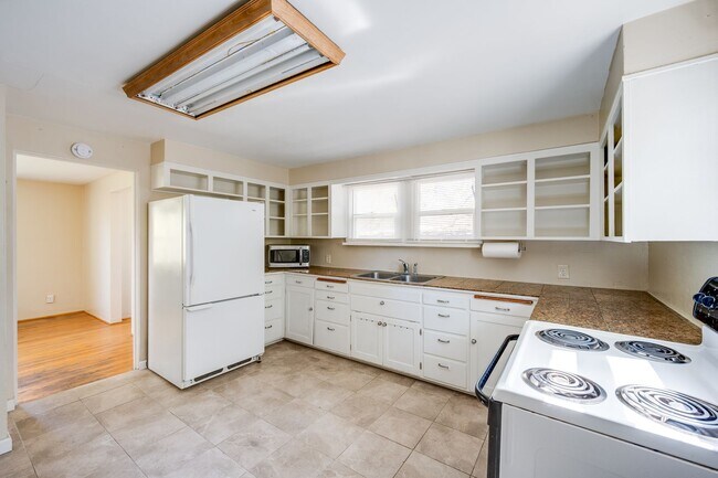 Foto del edificio - Charming College Hill Gem – Your Perfect Student Home!