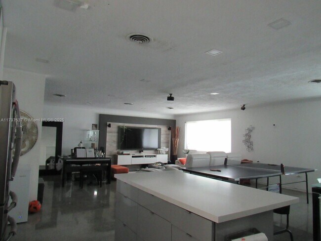 Building Photo - 1601 N Yale Dr