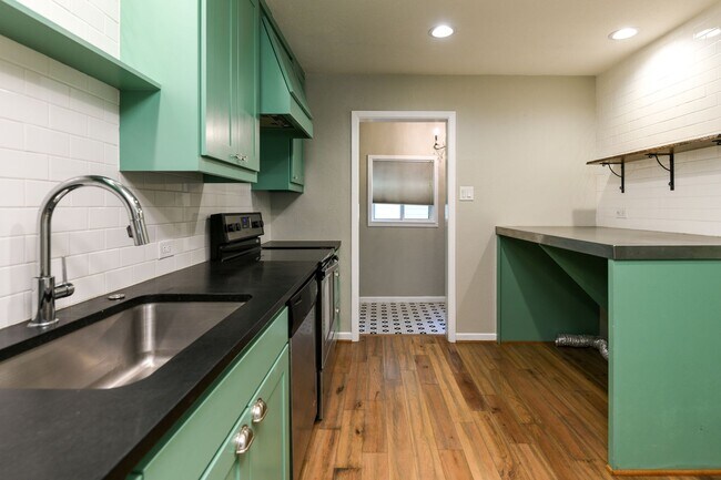 Foto del edificio - 4406-4410 Granbury TriPlex