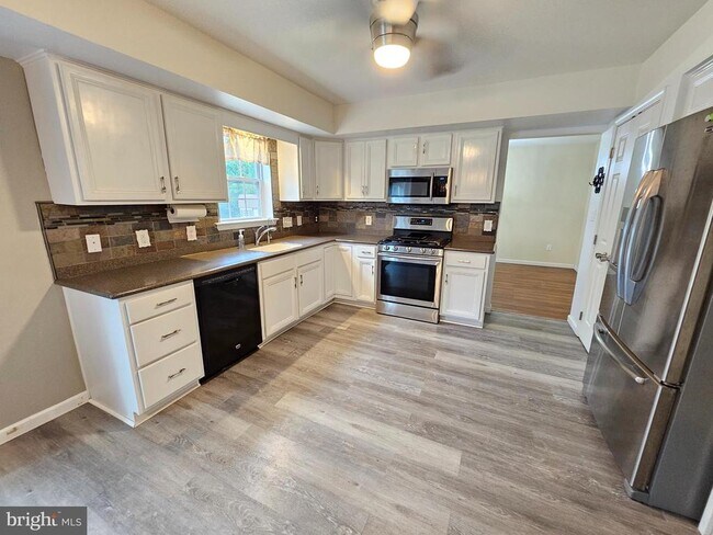 Building Photo - 708 Belfair Dr