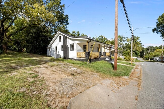 Building Photo - 1005 E Russell Ave