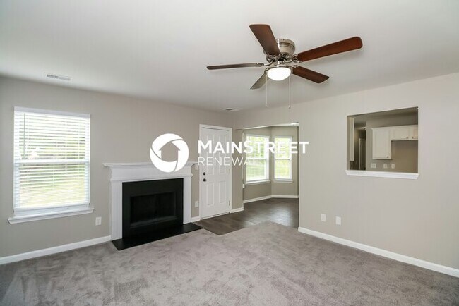 Building Photo - 4 Bedroom Pet-Friendly Home in Hampton, GA with Main Street Renewal