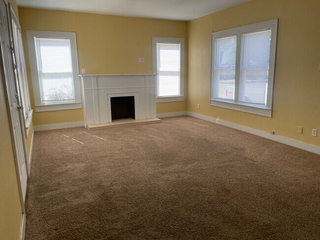 Foto del edificio - Two Bedroom Two Bathroom Home w/ a BONUS Room