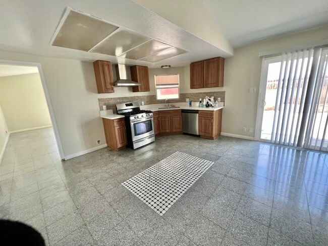 Building Photo - 37547 Lilacview Ave