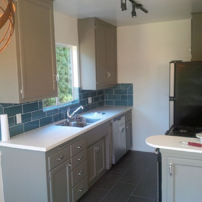 Kitchen - 809 N Las Palmas Ave
