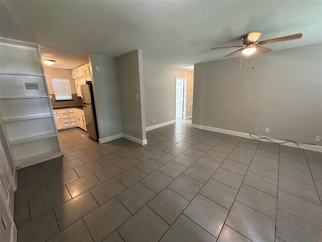 Building Photo - 9329 Chesterfield Dr
