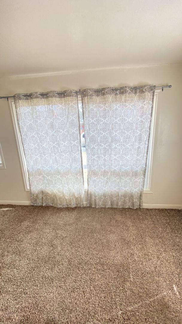 Building Photo - Duplex With Lots Of Room