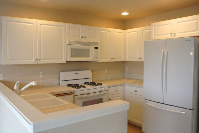 Building Photo - Spacious 3 bedroom 2.5 bath home in SE Cor...