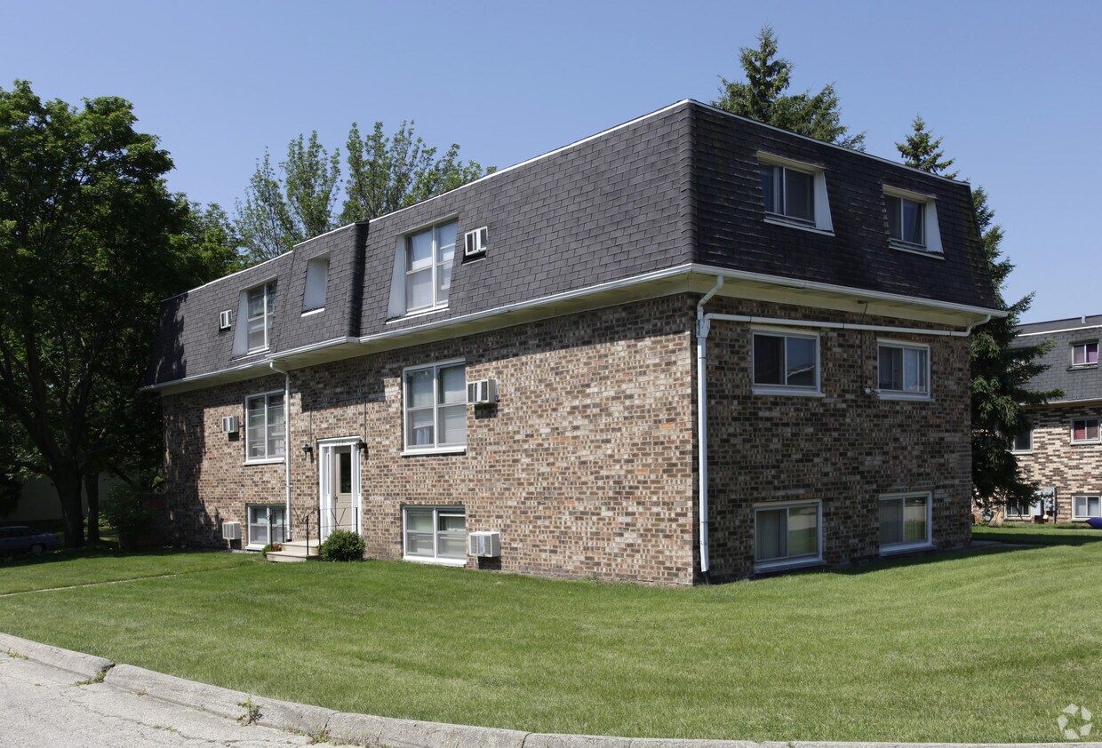 2221 Fairland Dr, Sycamore, IL 60178 Apartments in Sycamore, IL