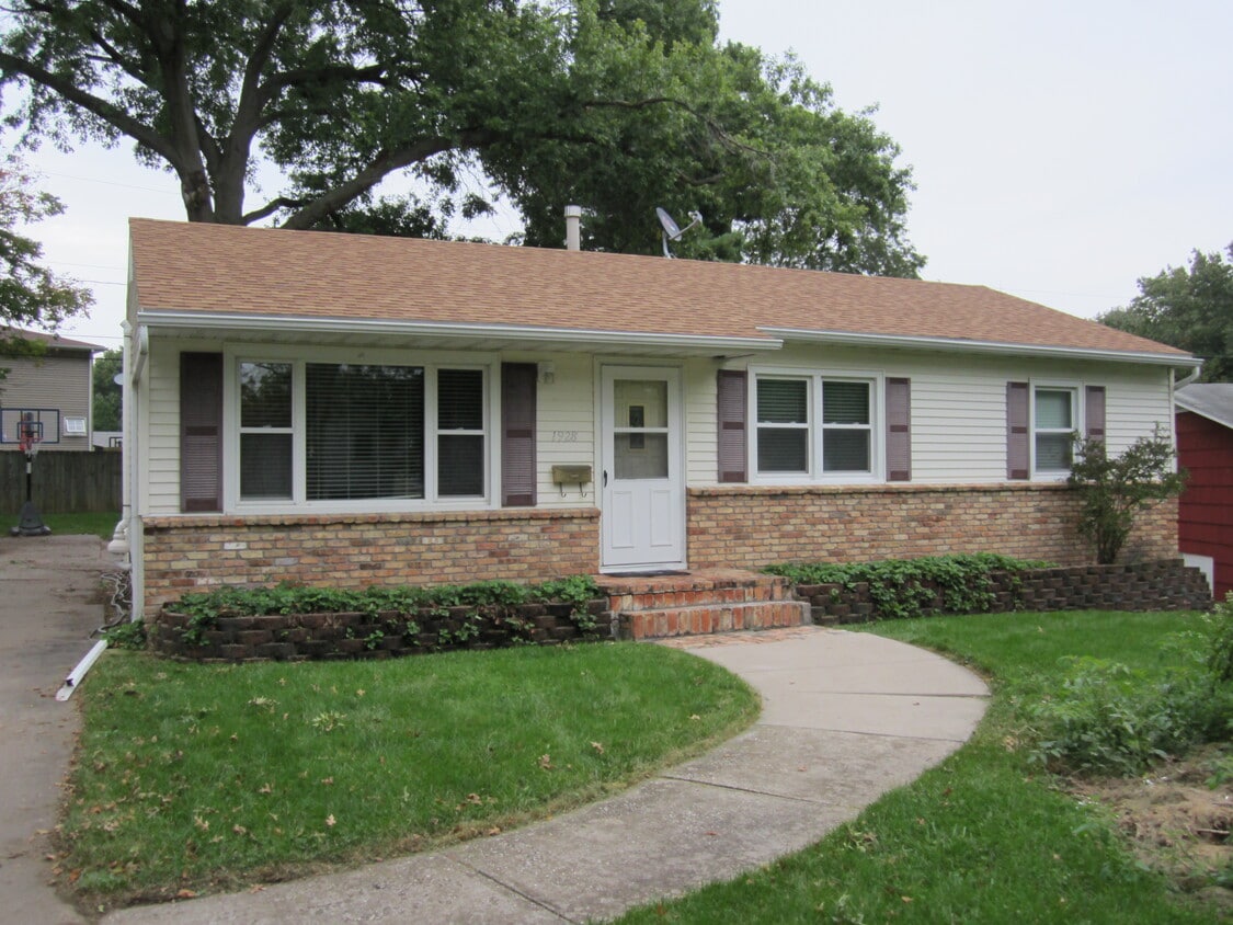 1928 North Oak St, Bettendorf, IA 52722 House Rental in Bettendorf, IA