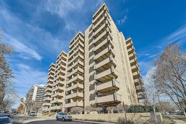 Foto del edificio - 700 N Washington St