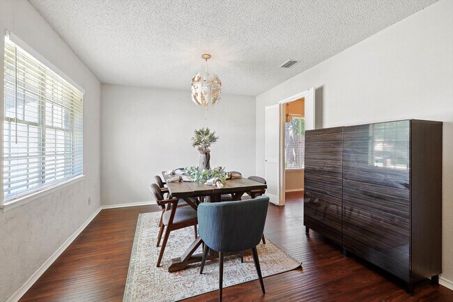 Building Photo - 3529 Shorecrest Dr