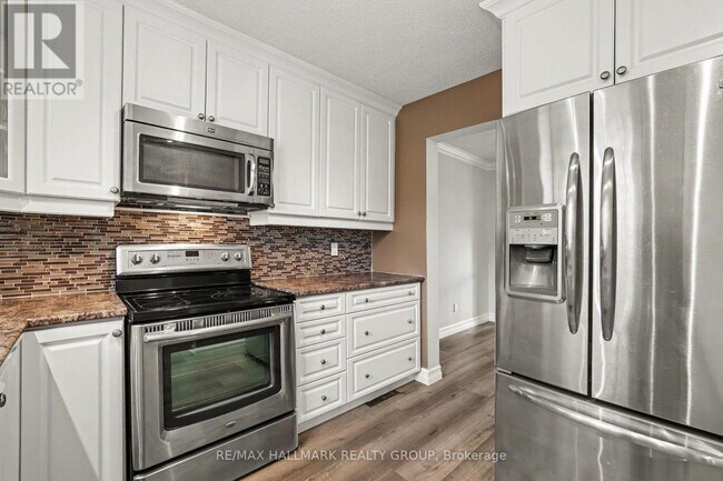 Building Photo - 108 Barrow Crescent