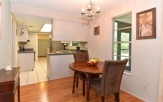 Building Photo - 827 Lindenwood Cir W