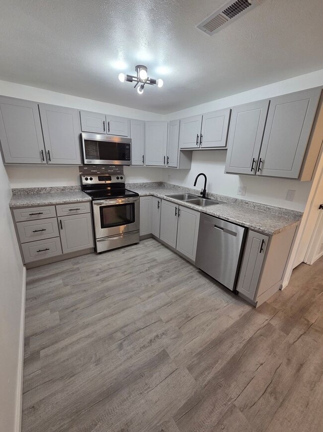 Building Photo - 11685 Oakhills Dr