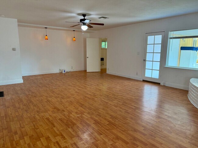 Foto del edificio - 223 Pollasky Ave
