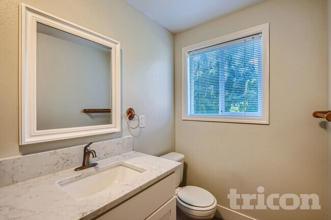 Building Photo - 13911 SE Alimaria Dr