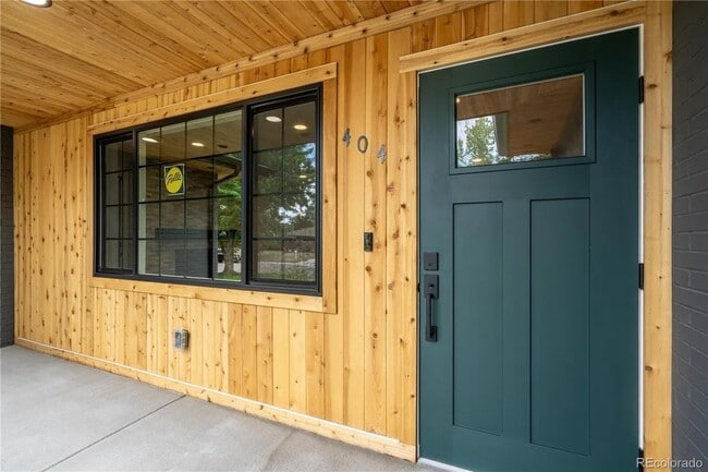 Building Photo - 404 S Oneida Way