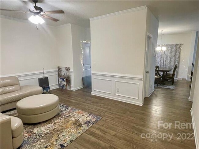 Foto del edificio - Captivating Single Family Home | 3 BR/2.5BA | 1-Car Covered Parking |In Highland Park