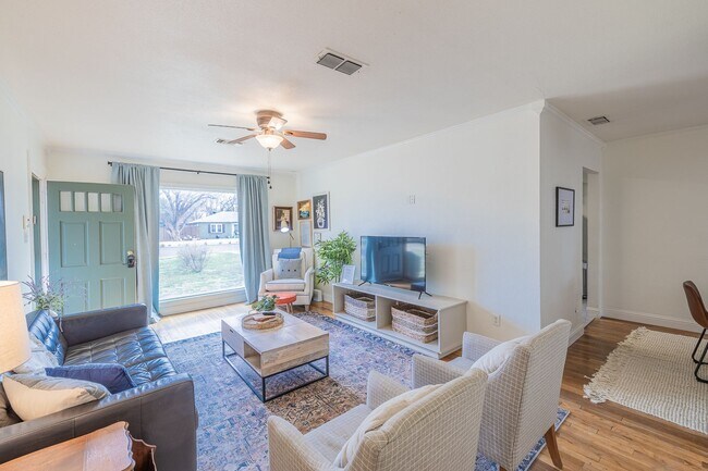 Foto del edificio - Nestled In Tech Terrace- Fully Furnished R...
