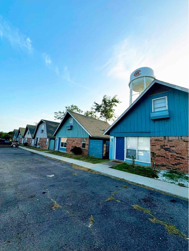 Building Photo - 801 Roseanne Dr