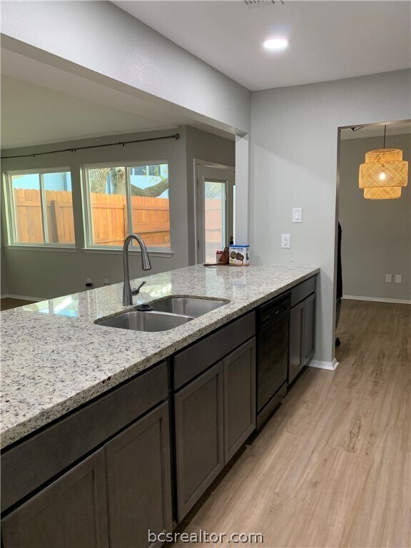 Foto del edificio - 2501 Longmire Dr